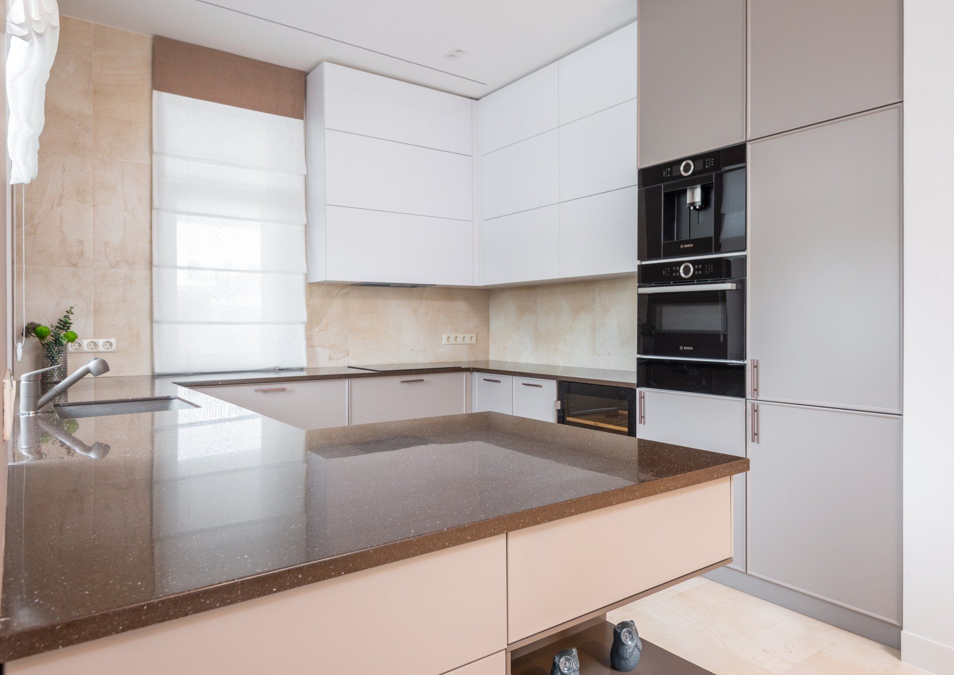Marble kitchen countertop in luxury Chicago apartment
